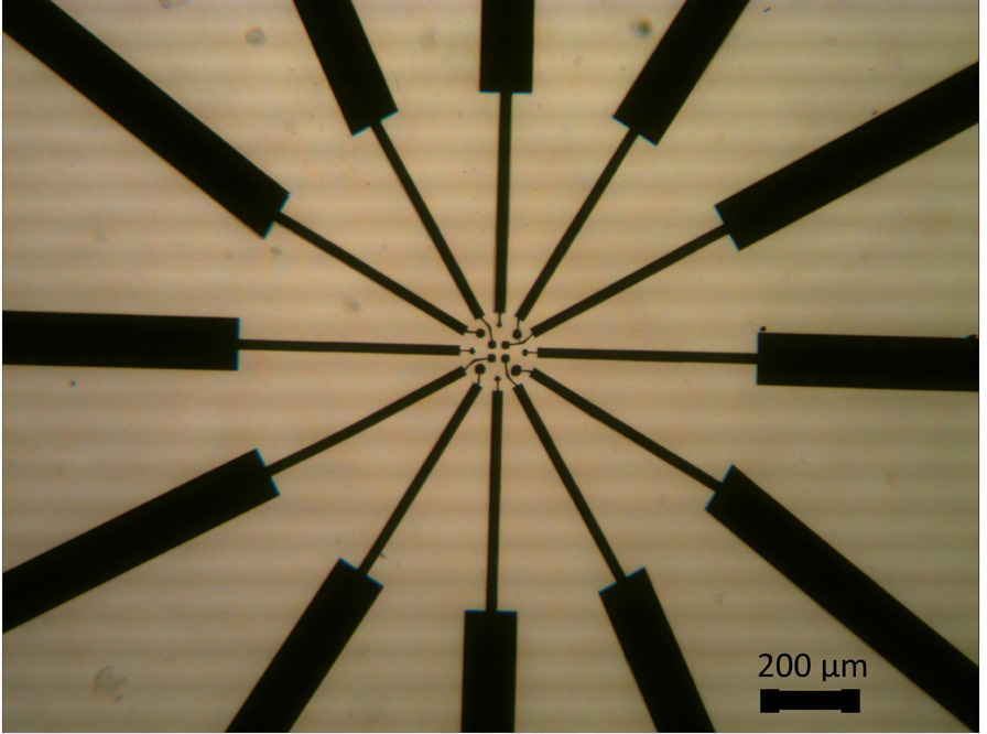 Fig. 3. Horno tubular para proceso de materiales, utilizado en la fabricación de C-MEMS para pirólizar precursores de carbono (Izquierda y centro). Un arreglo de microelectrodos de carbono fabricados con este proceso (Derecha).