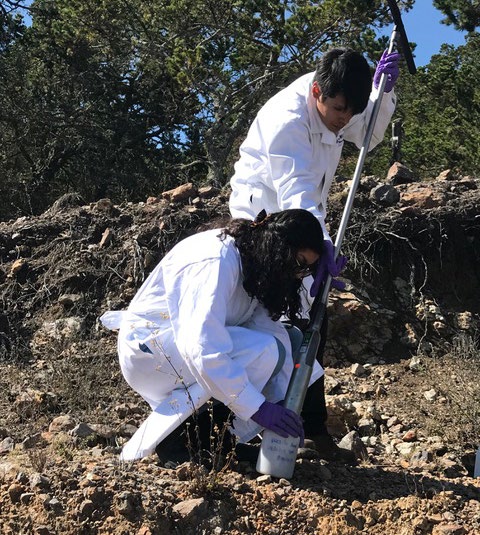 Figura 1. Muestreo de suelo cercano a una mina de Antimonio